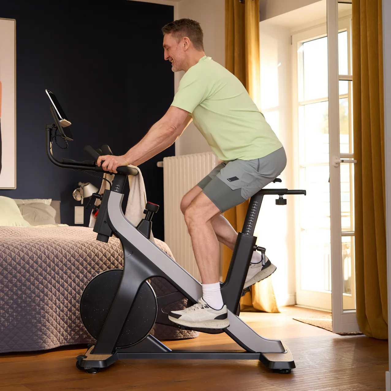 Mann auf einem Ergometer im Schlafzimmer